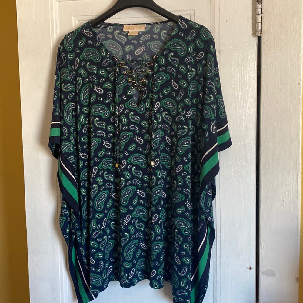 This blouse is in good condition, I never used it.